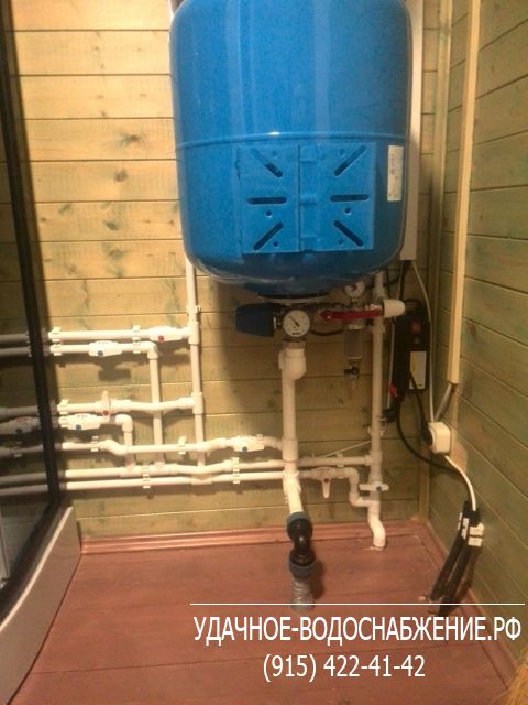 Монтаж зимнего водоснабжения дачи из колодца. Система предназначена для круглогодичного использования. Выполнена разводка горячей и холодной воды внутри дома с установкой сантехники. Установлена автономная канализация БИО-СТОК-АВТО-6