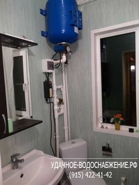 Водопровод дачи из колодца с заведением воды с противоположной стороны от санузла, с разводкой воды внутри дома и установкой сантехники