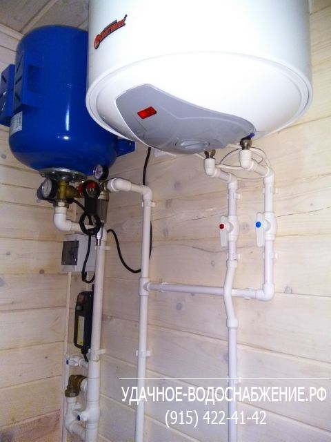 Монтаж зимнего водоснабжения дачи из колодца. Система предназначена для круглогодичного использования. Выполнена разводка горячей и холодной воды внутри дома с установкой сантехники.