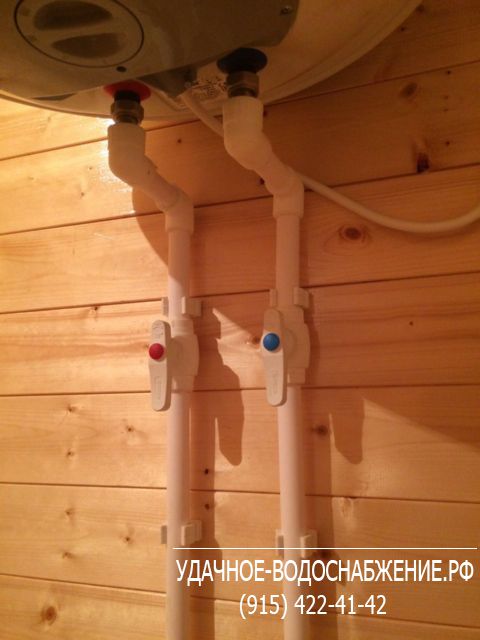 Монтаж зимнего водоснабжения дачи из колодца. Система предназначена для круглогодичного использования. Выполнена разводка горячей и холодной воды внутри дома с установкой сантехники.