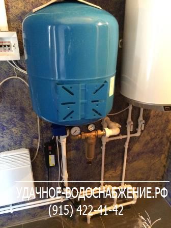 Водопровод из скважины с адаптером в доме из газосиликата